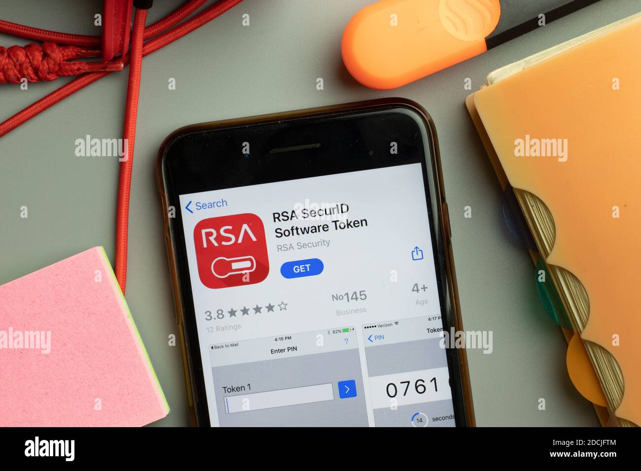 New York, États-Unis - 7 novembre 2020 : logo de la boutique d'applications RSA SecurID Software Token sur l'écran du téléphone, Editorial. Banque D'Images