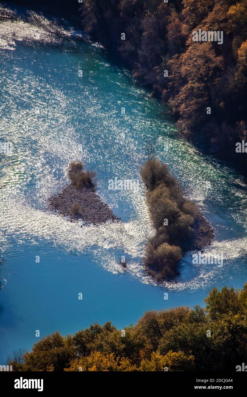 Couleurs émeraude de Soca River Bend . Deux petites îles du côté italien sous Sabiotin. Banque D'Images