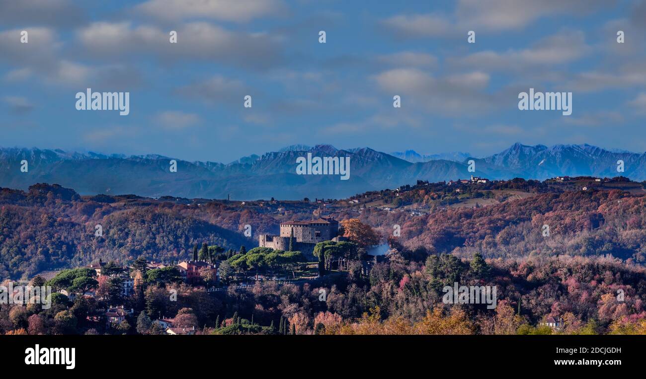 Vue sur Gorizia en Italie de Sempeter en Slovénie avec Collines et montagnes en arrière-plan Banque D'Images