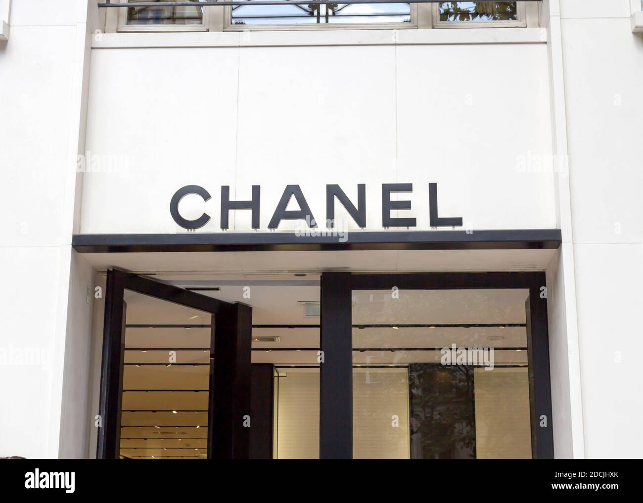 PARIS, FRANCE : boutique Chanel sur la place Vendôme à Paris. Chanel est  une maison de mode fondée en 1909 spécialisée dans la haute couture et les  produits de luxe Photo Stock - Alamy