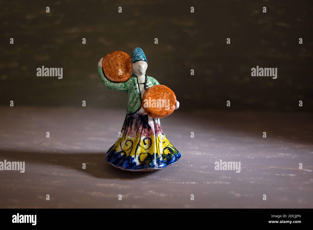 Le Caire, novembre 10.Poterie statue colorée de danse dervish sur fond de couleurs différentes avec effet de lumière dramatique. Etude symbolique de mevlevi myst Banque D'Images