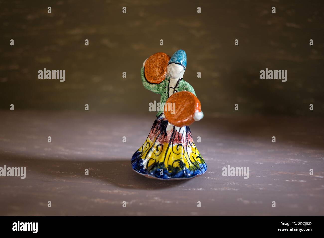 Le Caire, novembre 10.Poterie statue colorée de danse dervish sur fond de couleurs différentes avec effet de lumière dramatique. Etude symbolique de mevlevi myst Banque D'Images