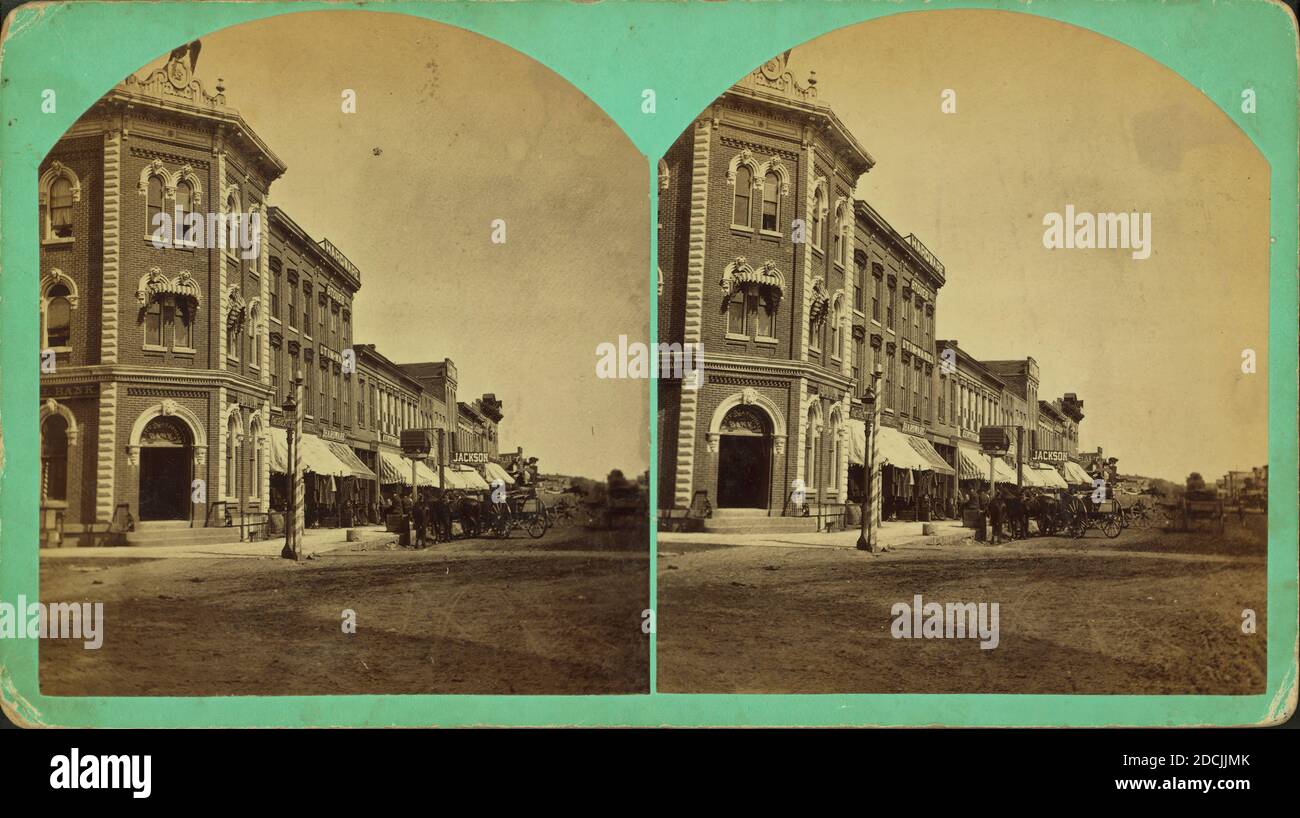 Vue d'un bloc commercial avec des bâtiments et des magasins., image fixe, stéréographes, 1880, Wiggins, Silas T. (1831-1908 Banque D'Images