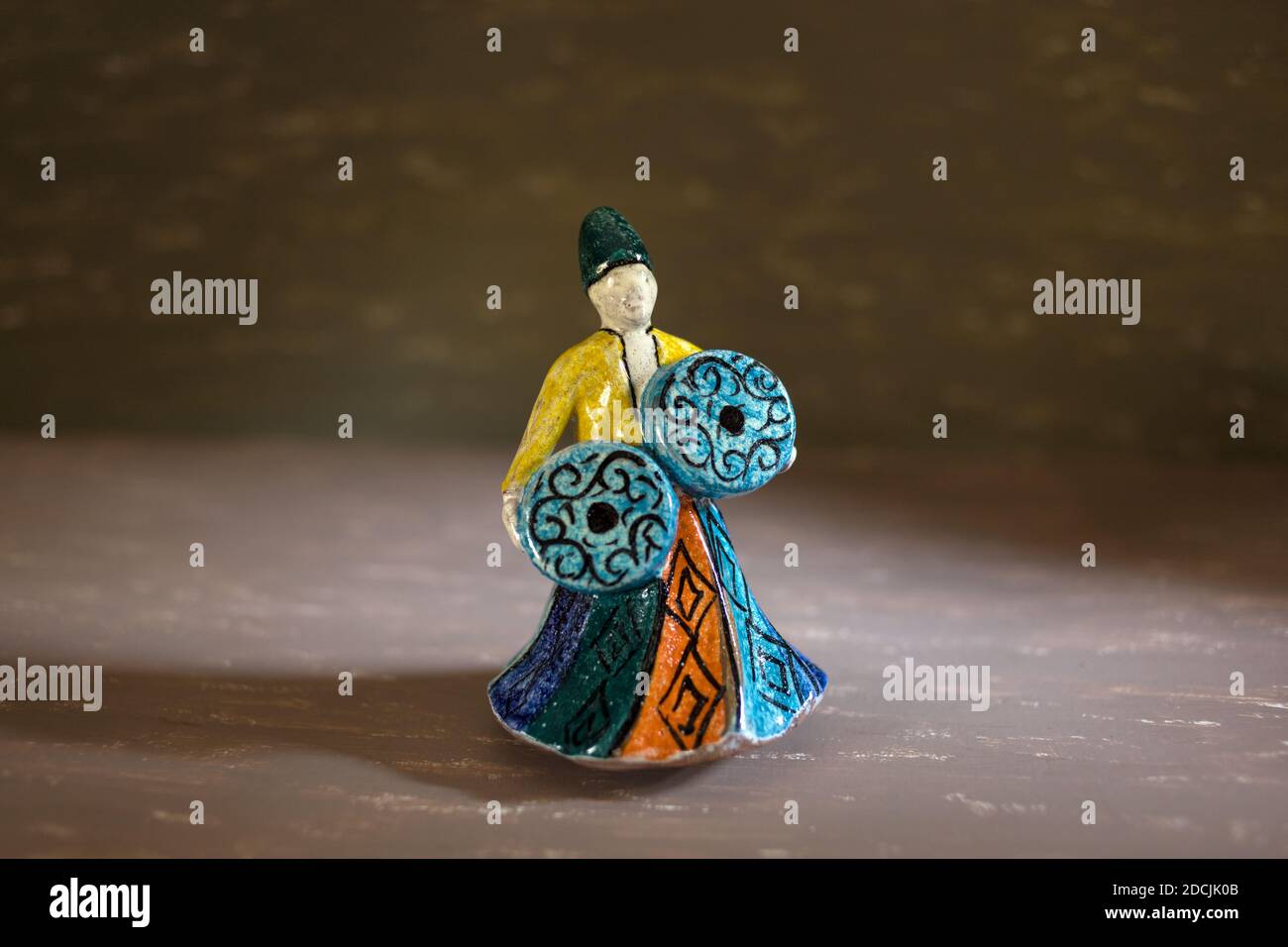 Le Caire, novembre 10. Statue en poterie colorée de danse dervish sur fond de couleurs différentes avec effet de lumière mystère et d'atmosphère spirituelle. Banque D'Images