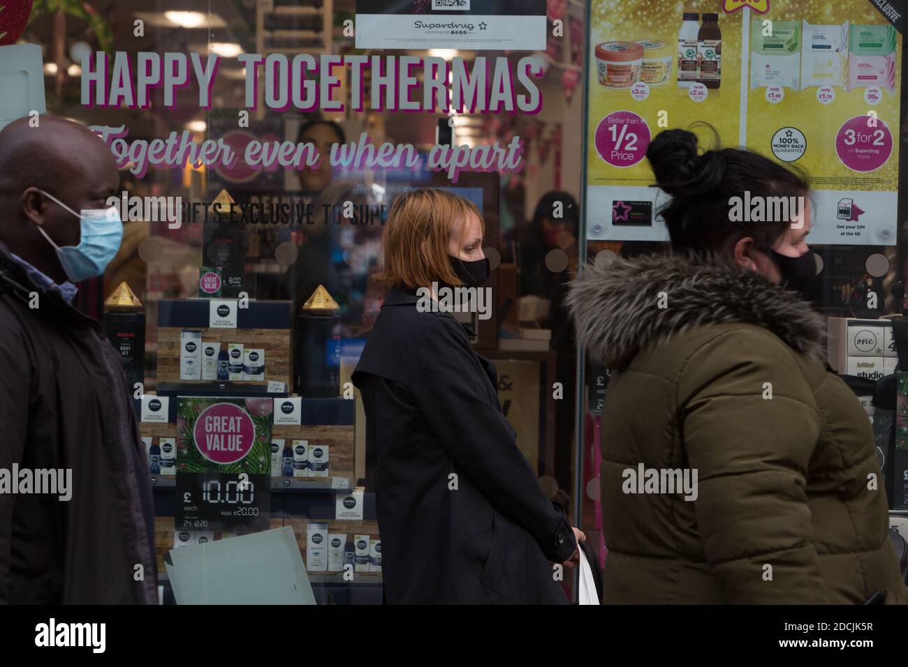 Shopping de Noël du 2e au dernier jour avant la fermeture des cchops pour un deuxième confinement de 3 semaines (dans le cadre du système de verrouillage Tier 4 de l'Écosse), en vue de Noël, à Glasgow, Écosse, 19 novembre 2020. Banque D'Images