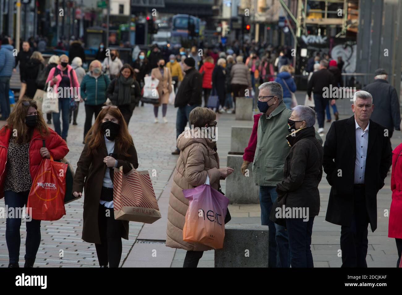 Shopping de Noël du 2e au dernier jour avant la fermeture des cchops pour un deuxième confinement de 3 semaines (dans le cadre du système de verrouillage Tier 4 de l'Écosse), en vue de Noël, à Glasgow, Écosse, 19 novembre 2020. Banque D'Images