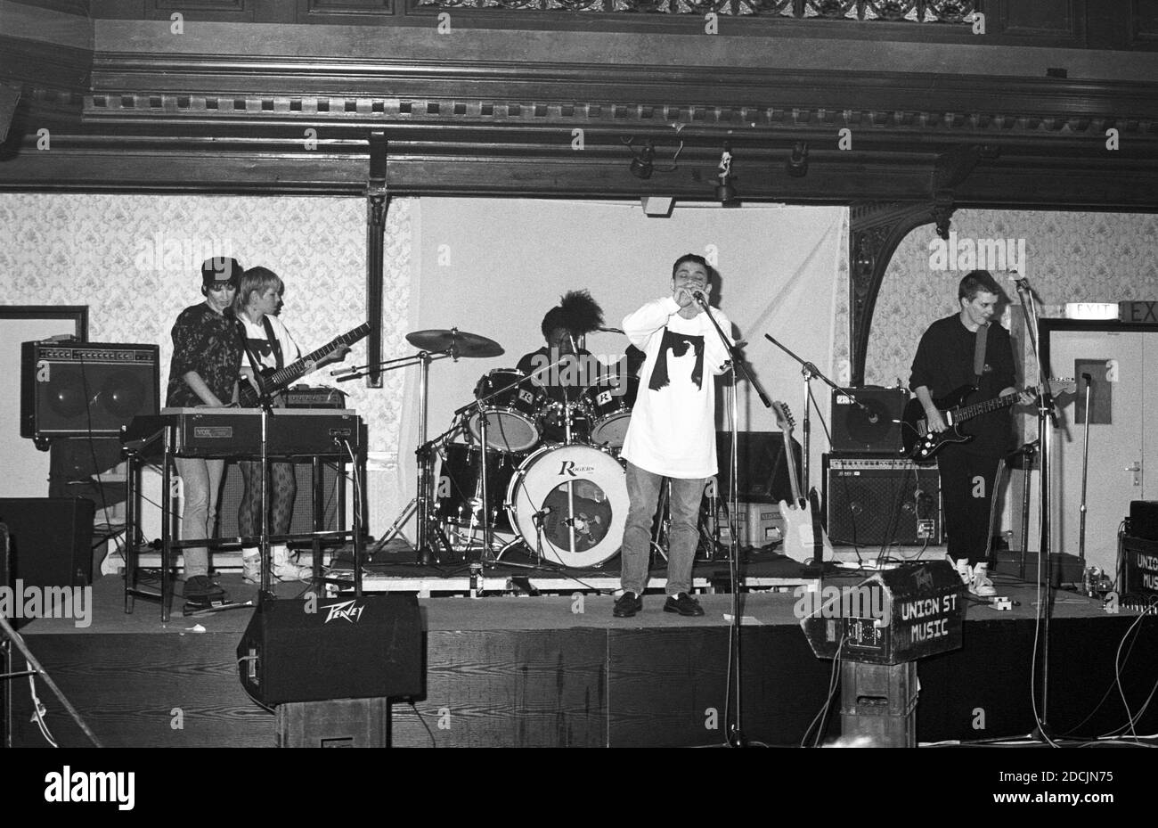 Biddy Leyland et Donna Savage of Dead Famous People avec Spider Johnson Etienne à la batterie et Paula Richards à la guitare, Bedford Esquires 12/10/1990. Banque D'Images