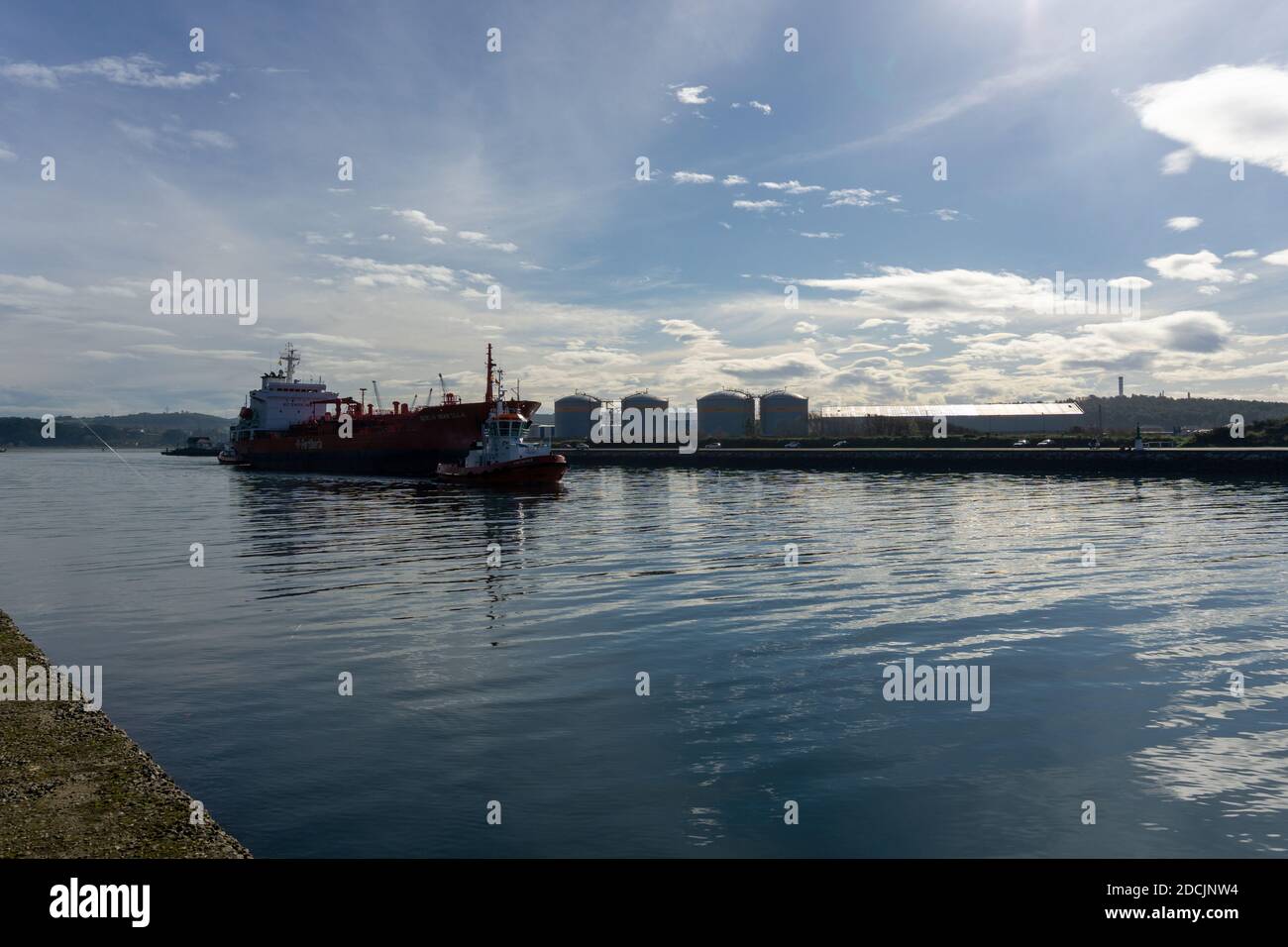 Avilés, Asturies / Espagne - 7 novembre 2020 : navire de fret et remorqueur sur la rivière Aviles, dans le nord de l'Espagne, traversant le canal vers l'océan Banque D'Images
