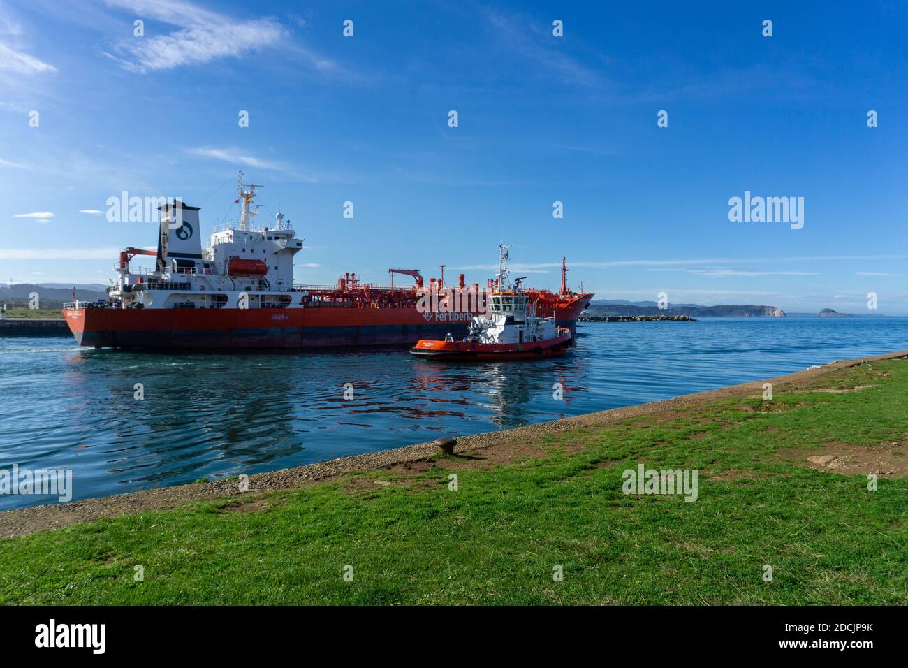 Avilés, Asturies / Espagne - 7 novembre 2020 : navire de fret et remorqueur sur la rivière Aviles, dans le nord de l'Espagne, traversant le canal vers l'océan Banque D'Images