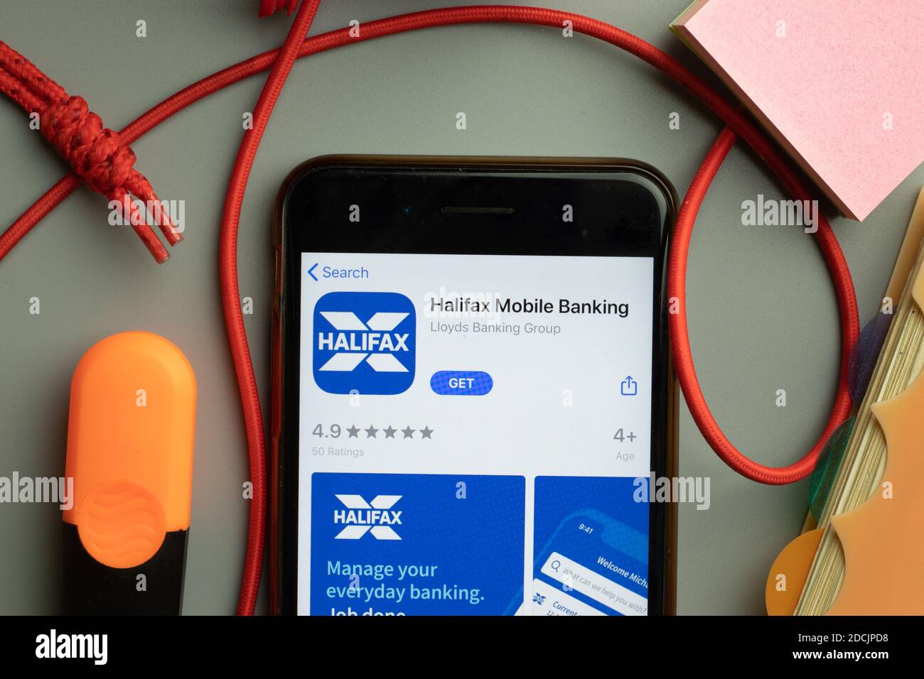 New York, États-Unis - 7 novembre 2020 : logo de l'application banque mobile de Halifax sur l'écran du téléphone, éditorial Banque D'Images