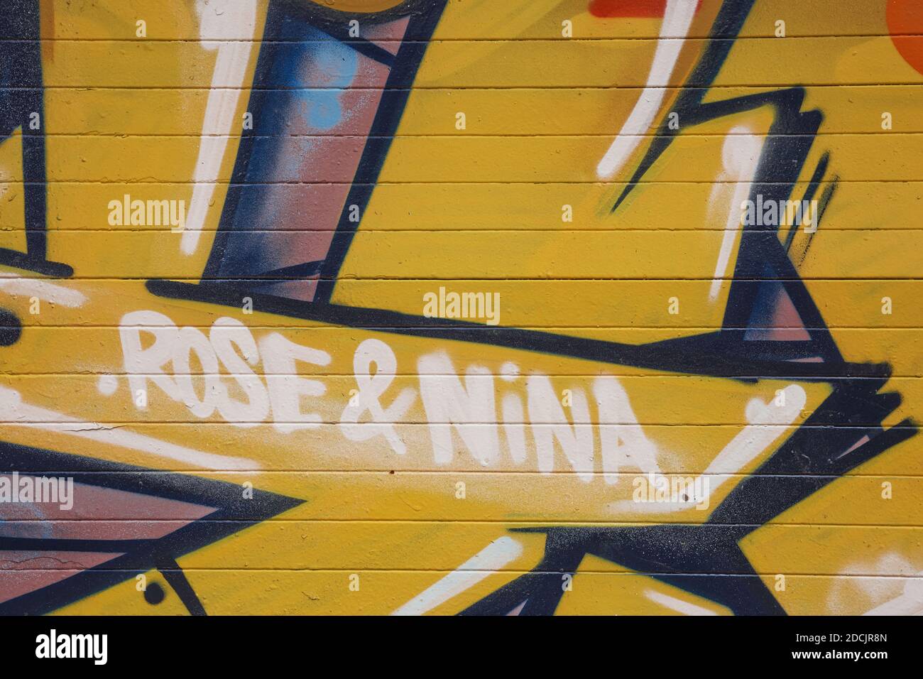 Belfast, Irlande - le 9 juin 2017 : un graffiti artistique abstrait dans les couleurs de la mode sur les murs de la ville de Belfast en Irlande du Nord. Banque D'Images