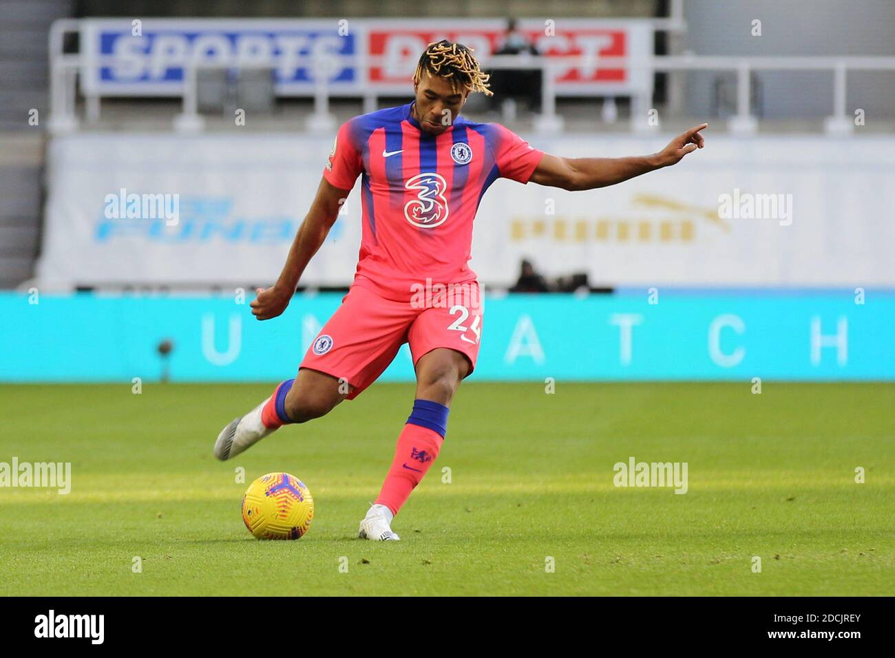 NEWCASTLE UPON TYNE, ANGLETERRE - 21 NOVEMBRE : Reece James de Chelsea lors du match de la première ligue entre Newcastle United et Chelsea au parc St. James le 21 novembre 2020 à Newcastle upon Tyne, Royaume-Uni. Les stades sportifs du Royaume-Uni restent soumis à des restrictions strictes en raison de la pandémie du coronavirus, car les lois de distanciation sociale du gouvernement interdisent aux fans à l'intérieur des lieux, ce qui entraîne des matchs à huis clos. (Photo par MB Media) Banque D'Images