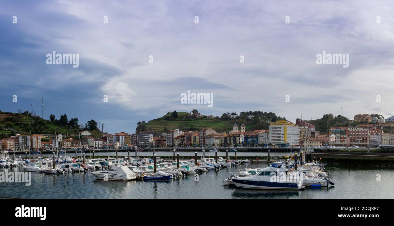 Ribadesella, Astdurias / Espagne - 6 novembre 2020 : vue sur le village et le port de Ribadesella dans les Asturies Banque D'Images