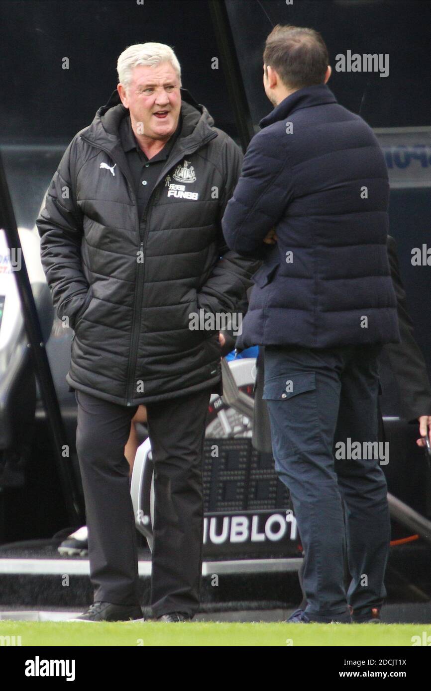 NEWCASTLE UPON TYNE, ANGLETERRE - NOVEMBRE 21 : Steve Bruce (Newcastle) et Frank Lampard (Chelsea) lors du match de la première ligue entre Newcastle United et Chelsea au parc St. James le 21 novembre 2020 à Newcastle upon Tyne, Royaume-Uni. Les stades sportifs du Royaume-Uni restent soumis à des restrictions strictes en raison de la pandémie du coronavirus, car les lois de distanciation sociale du gouvernement interdisent aux fans à l'intérieur des lieux, ce qui entraîne des matchs à huis clos. (Photo par MB Media) Banque D'Images