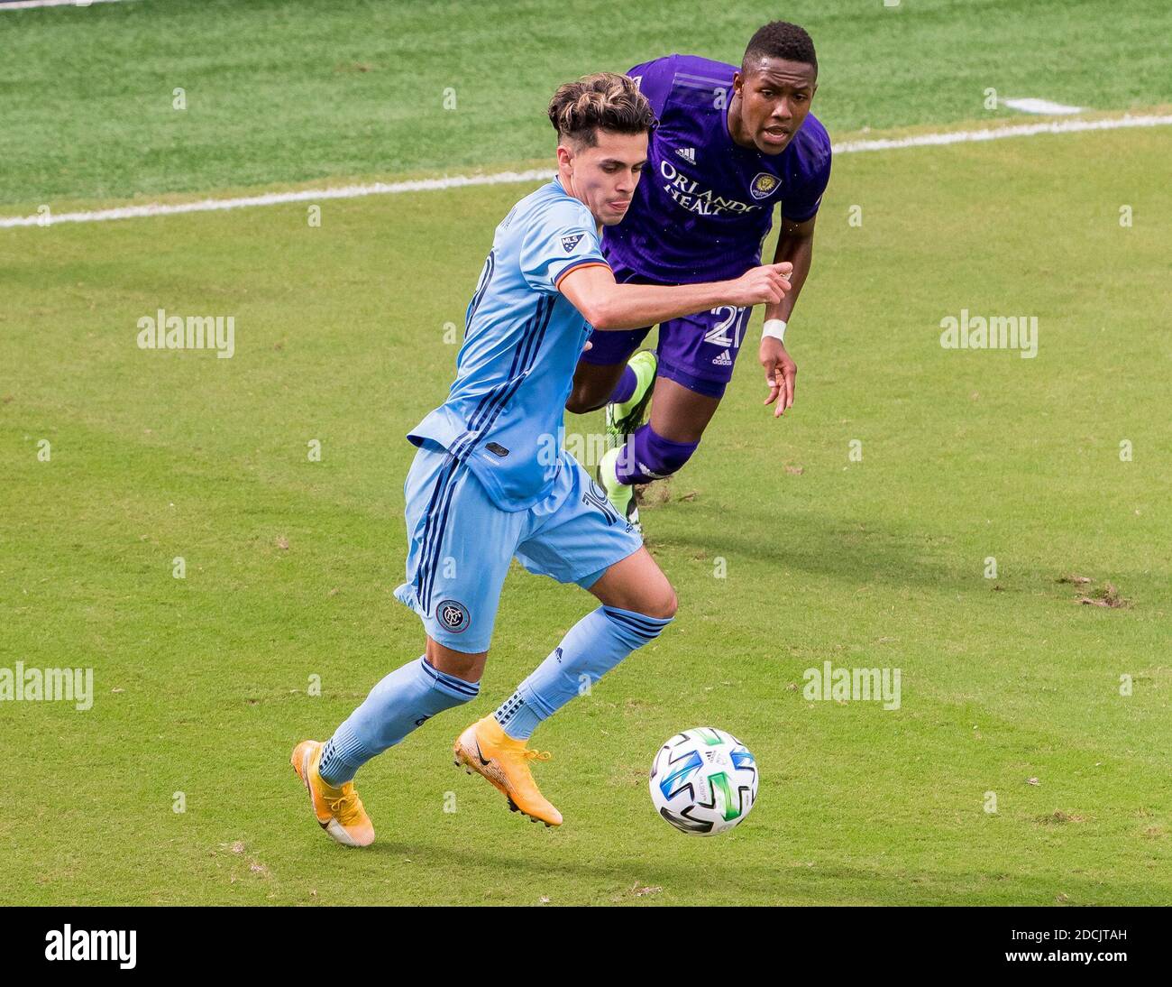 Orlando, États-Unis. 21 novembre 2020. Jesus Medina (NYCFC #19) avance le ballon lors du match de football de la Major League entre Orlando City et NYCFC à l'Explora Stadum à Orlando, en Floride. *AUCUNE UTILISATION COMMERCIALE. Jason Roberts/SPP crédit: SPP Sport presse photo. /Alamy Live News Banque D'Images