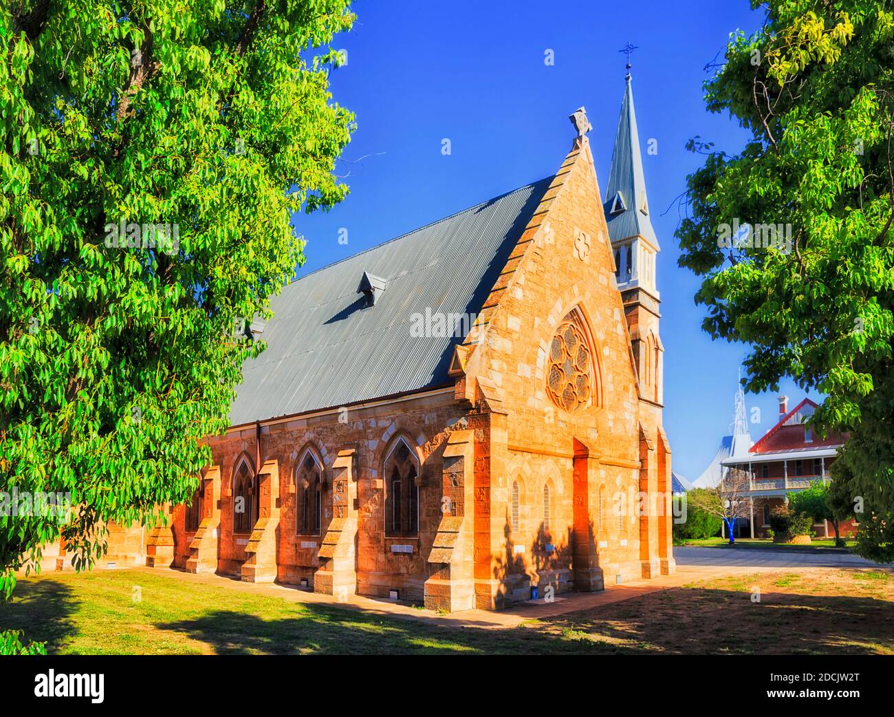 Église catholique en grès de style gothique dans la ville de Dubbo en Australie - grandes plaines occidentales. Banque D'Images