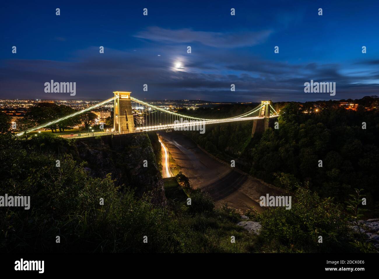 Le pont suspendu Clifton est éclairé la nuit au-dessus de la gorge de la rivière Avon à Bristol. Banque D'Images