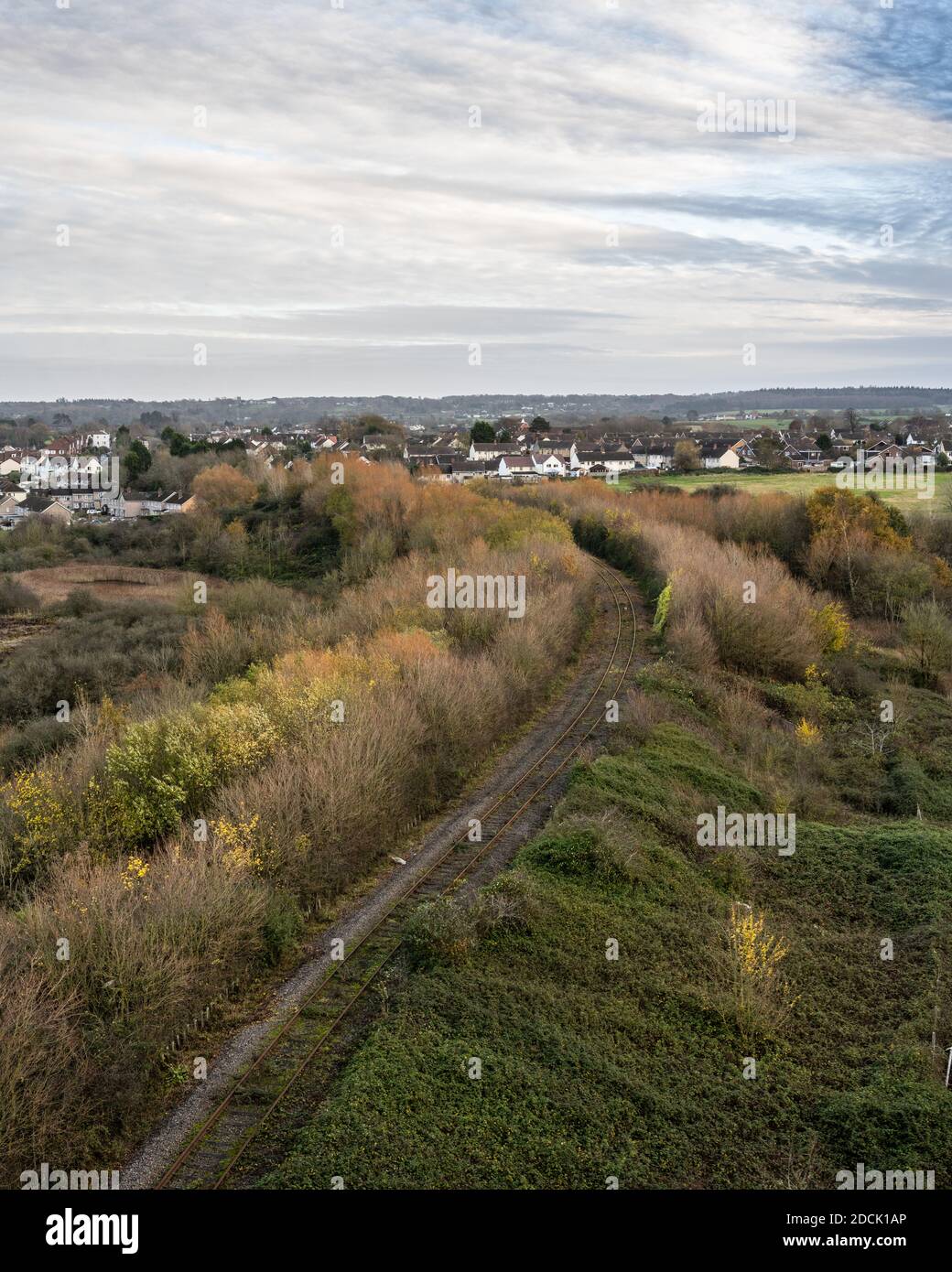 Une ligne de chemin de fer à voie unique circule sur un remblai surcultivé entre le chemin de fer Portishead et le quai Royal Portbury Dock à Pill dans le nord du Somerset. Banque D'Images