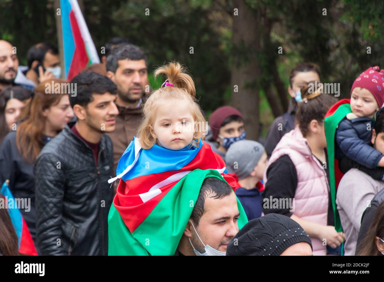 Une fille a enveloppé le drapeau de l'Azerbaïdjan sur l'épaule de son père et ils célèbrent le jour de la victoire de la guerre du Karabakh. Bakou - Azerbaïdjan : 10 novembre 2020. Banque D'Images