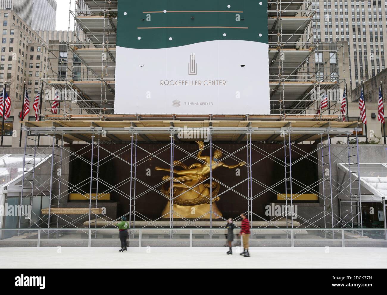 New York, États-Unis. 21 novembre 2020. Les patineurs de glace apprécient la patinoire du Rockefeller Center le premier jour où elle ouvre pour la saison 2020-2021 au Rockefeller Plaza à New York le samedi 21 novembre 2020. Le Rink sera ouvert tous les jours de 9 h 00 à minuit. Pour maintenir la distance sociale, le nombre de patineurs sur la glace sera limité. Photo de John Angelillo/UPI crédit: UPI/Alay Live News Banque D'Images