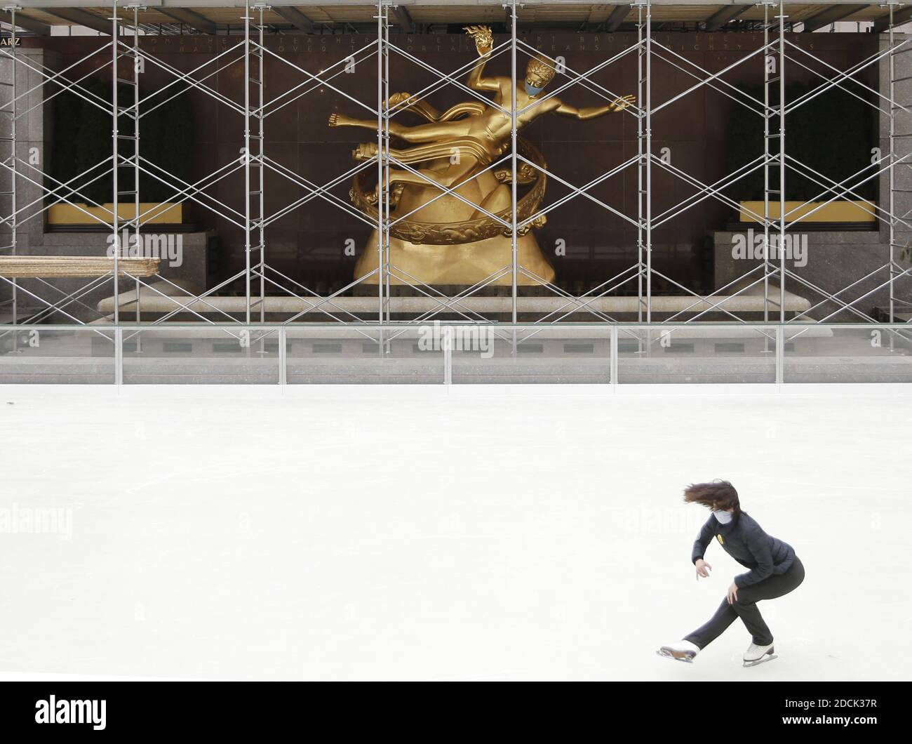 New York, États-Unis. 21 novembre 2020. Un patineur de glace profite de la patinoire du Rockefeller Center le premier jour de son ouverture pour la saison 2020-2021 au Rockefeller Plaza à New York le samedi 21 novembre 2020. Le Rink sera ouvert tous les jours de 9 h 00 à minuit. Pour maintenir la distance sociale, le nombre de patineurs sur la glace sera limité. Photo de John Angelillo/UPI crédit: UPI/Alay Live News Banque D'Images