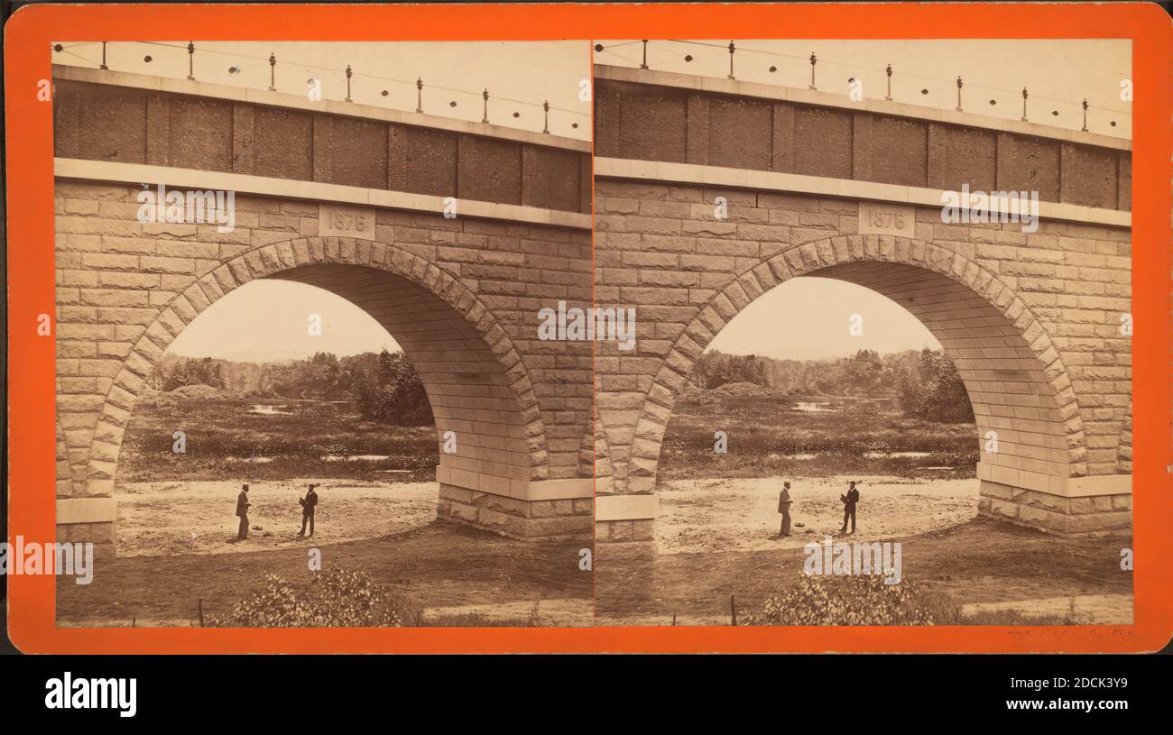 Vue de deux personnes debout sous l'arche terminée., image fixe, stéréographes, 1850 - 1930 Banque D'Images