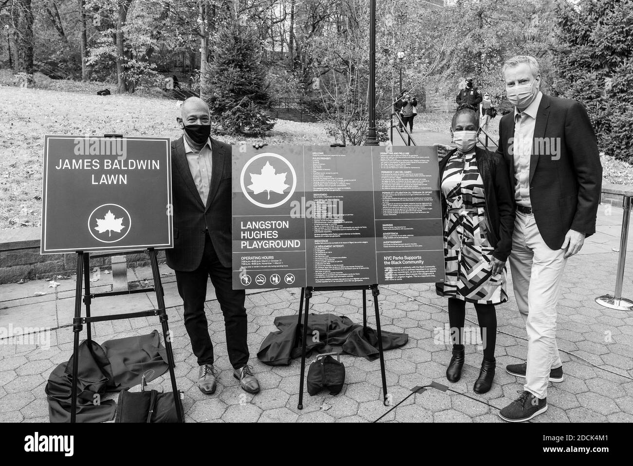 New York, États-Unis. 21 novembre 2020. Mitchell Silver, Chirlane McCray, maire Bill de Blasio, participent à la désignation des parcs au parc St. Nicholas. La pelouse du parc a été nommée d'après James Baldwin et le terrain de jeu d'après Langston Hughes. Cette image a été convertie en noir et blanc à partir de la couleur originale. (Photo de Lev Radin/Pacific Press) crédit: Pacific Press Media production Corp./Alay Live News Banque D'Images