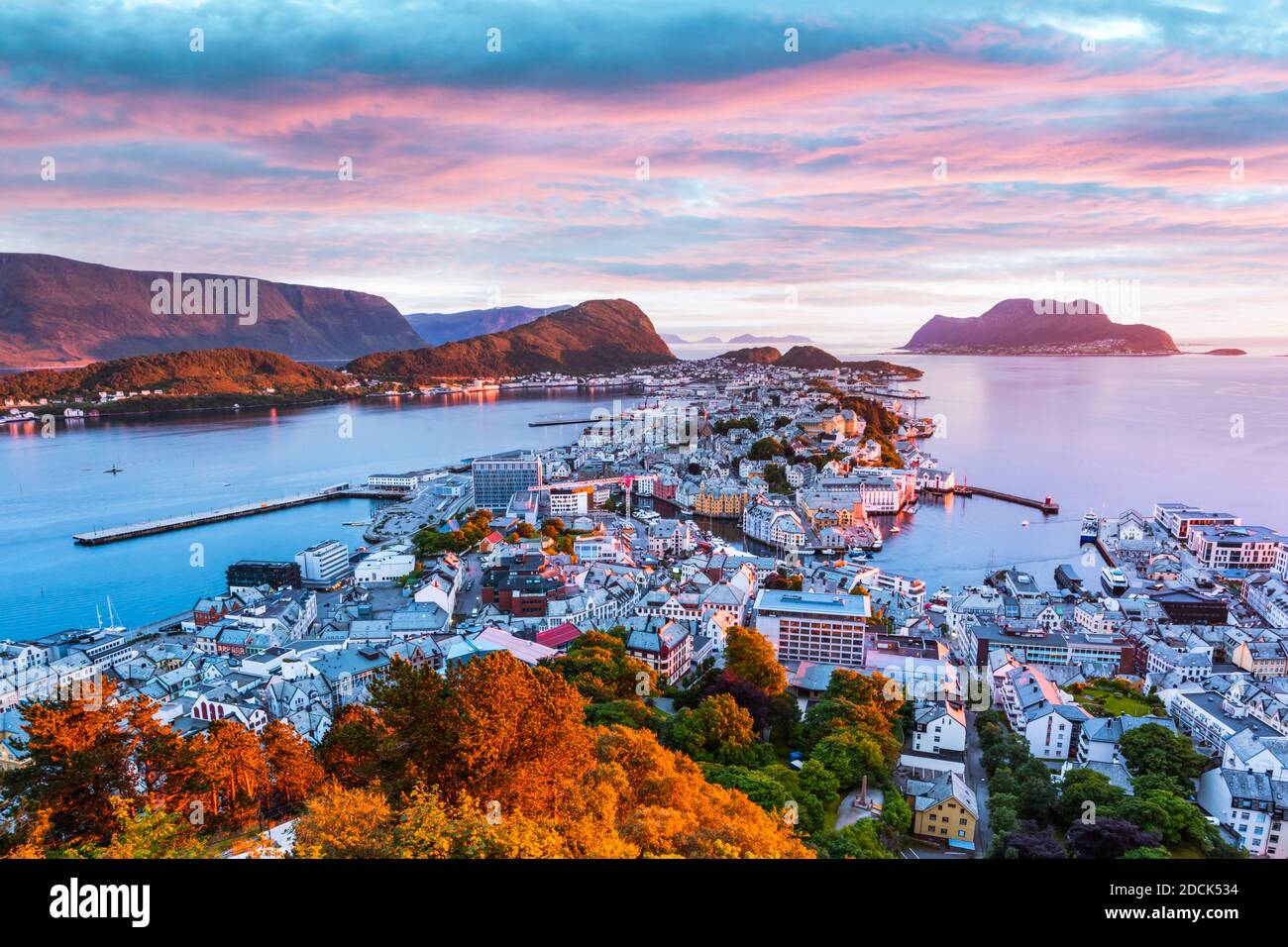 Coucher de soleil coloré dans la ville portuaire d'Alesund sur la côte ouest de la Norvège. Endroit où l'océan rencontre les montagnes. Photographie de paysage Banque D'Images