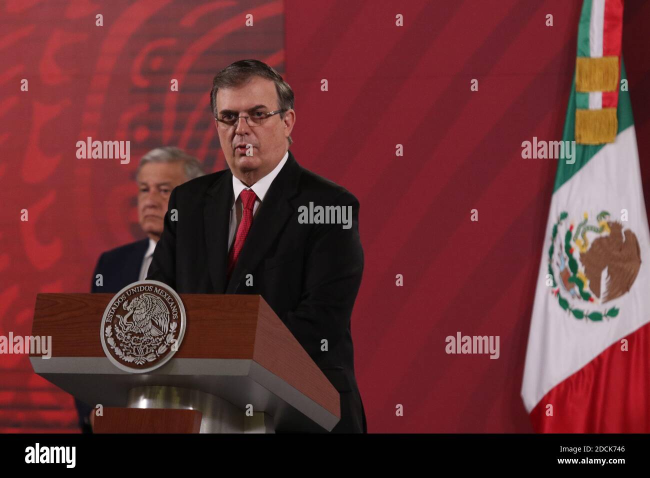 Mexico, Mexique. 18 novembre 2020. MEXICO, MEXIQUE - 18 NOVEMBRE: Le secrétaire aux Affaires étrangères Marcelo Ebrard parle lors d'une conférence de presse de l'extradition de l'ancien secrétaire à la Défense Salvador Cienfuegos au Palais national le 18 novembre 2020 à Mexico (photo de Eyepix Group/Pacifi Press) Credit: Pacific Press Media production Corp./Alamy Live News Banque D'Images