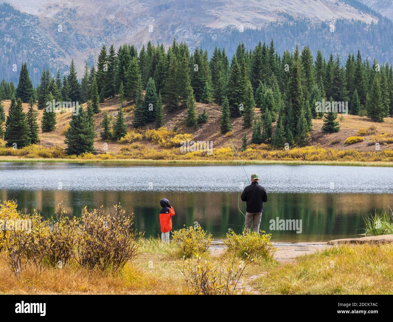 Père pêchant avec son fils, Little Moles Lake, Colorado. Banque D'Images