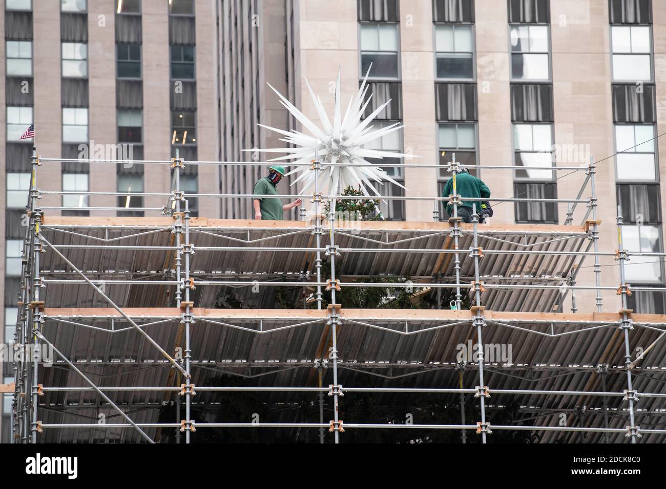 Manhattan, New York, États-Unis. 21 novembre 2020. L'étoile au-dessus de l'arbre de Noël du Rockefeller Center est travaillée pendant la pandémie Covid-19 à Manhattan, New York. Crédit obligatoire : Kostas Lymperopoulos/CSM/Alay Live News Banque D'Images