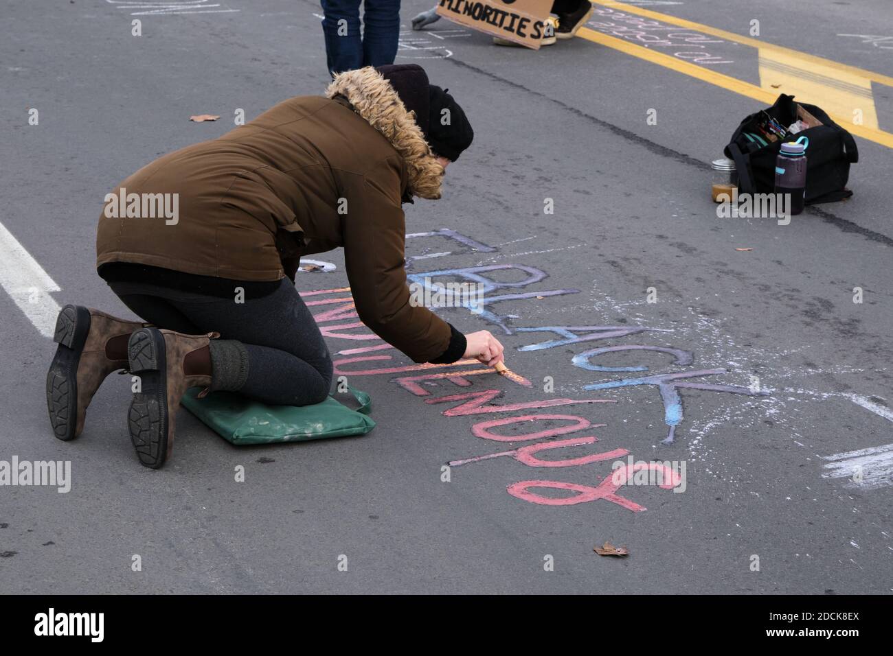 Les femmes écrivent des graffitis « noirs et indigènes » sur la chaussée à la caisse La police proteste à Ottawa Banque D'Images