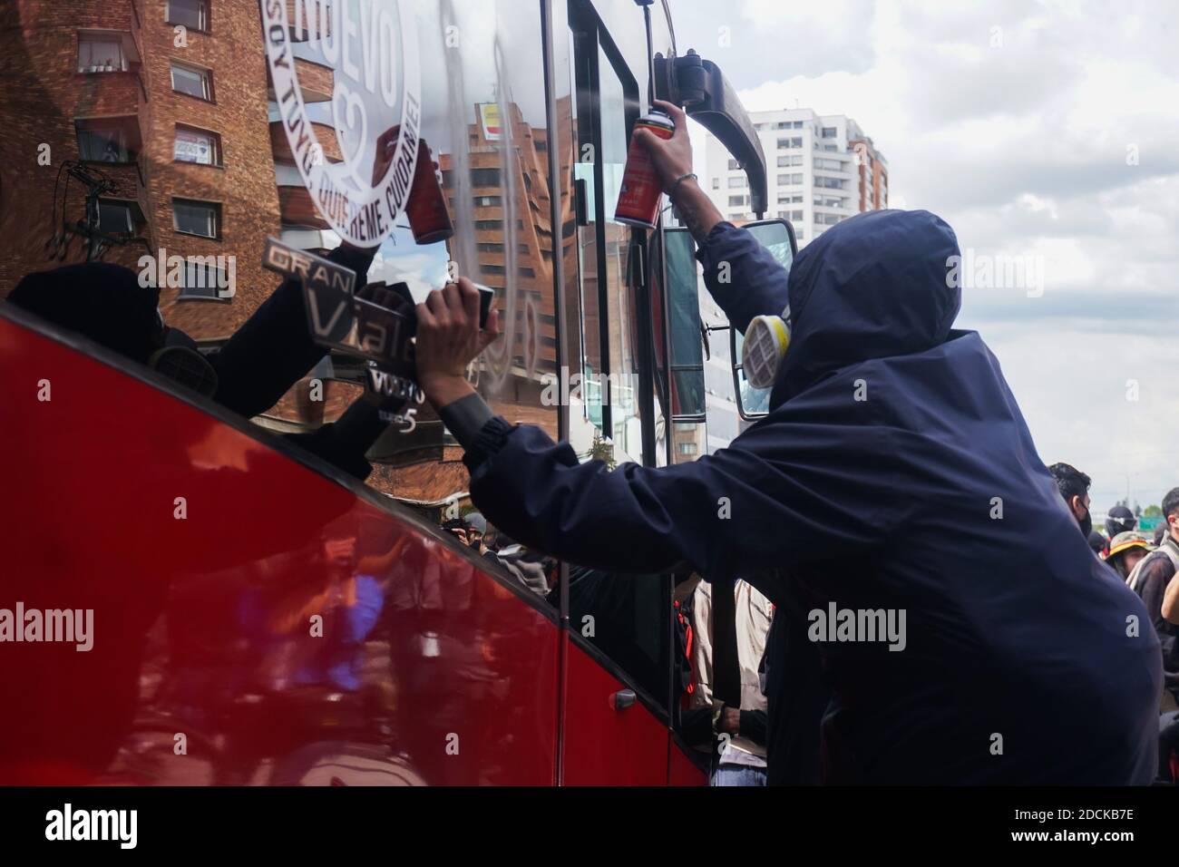 Bogota, Colombie. 21 novembre 2020. Des hommes à capuchon graffiti sur le verre d'un bus de service public dans la marche de Bogota contre le gouvernement du président Ivan Duque, rejetant également les meurtres de leaders sociaux. Crédit : Daniel Garzon Herazo/ZUMA Wire/Alay Live News Banque D'Images
