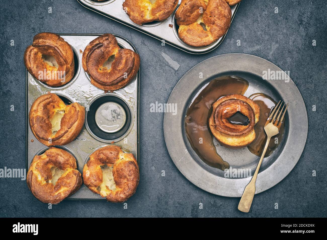 Mini-puddings Yorkshire faits maison faits dans des moules à muffins Banque D'Images