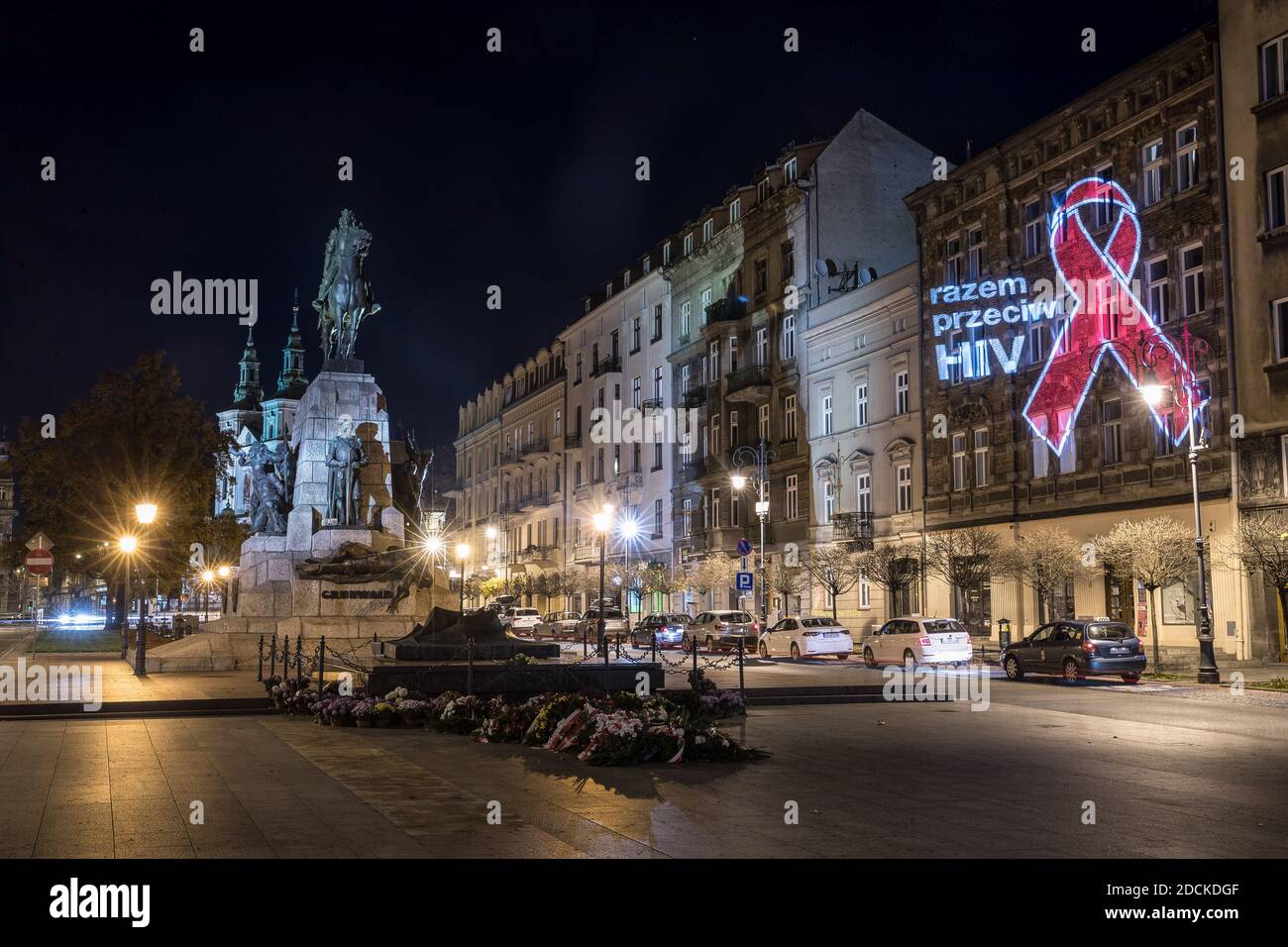 Krakow, Pologne. 15 novembre 2020. Illuminations sur la façade d'un bâtiment de Cracovie faisant partie de l'action "ensemble contre le VIH" organisée par la Fundacja pomocy Humanitarnej "Res Humanae" (Fondation d'aide humanitaire "Res Humanae") et Gilead Sciences. Les illuminations des arcs rouges manifestent une solidarité avec les personnes atteintes du VIH et encouragent des mesures préventives contre le virus. Crédit : SOPA Images Limited/Alamy Live News Banque D'Images