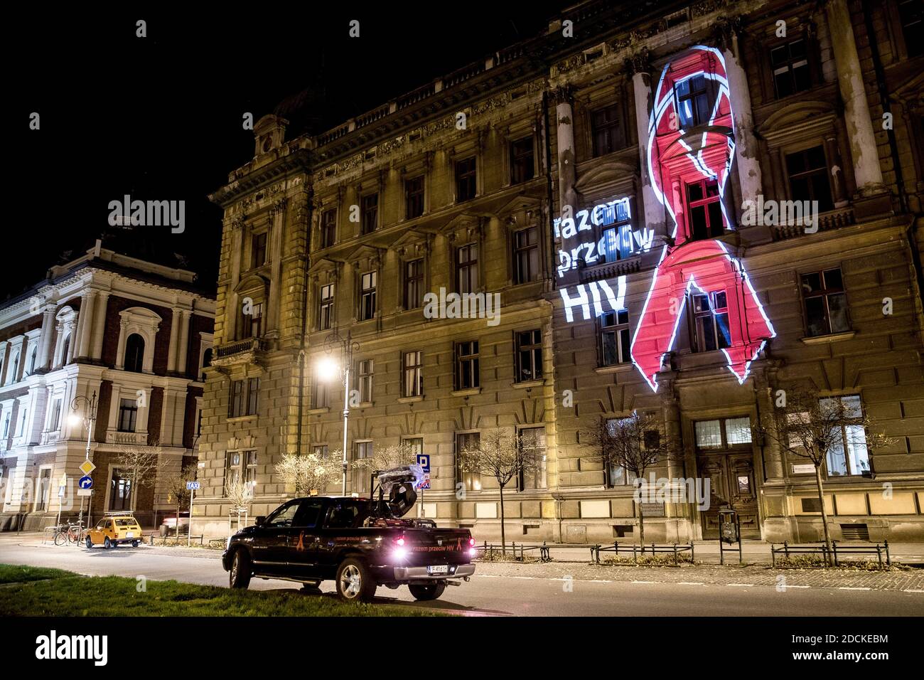 Krakow, Pologne. 15 novembre 2020. Illuminations sur la façade d'un bâtiment de Cracovie faisant partie de l'action "ensemble contre le VIH" organisée par Fundacja pomocy Humanitarnej ''˜Res Humanae' (Fondation d'aide humanitaire ''˜Res Humanae') et Gilead Sciences. Les illuminations des arcs rouges manifestent une solidarité avec les personnes atteintes du VIH et encouragent des mesures préventives contre le virus. Crédit : Vito Corleone/SOPA Images/ZUMA Wire/Alay Live News Banque D'Images