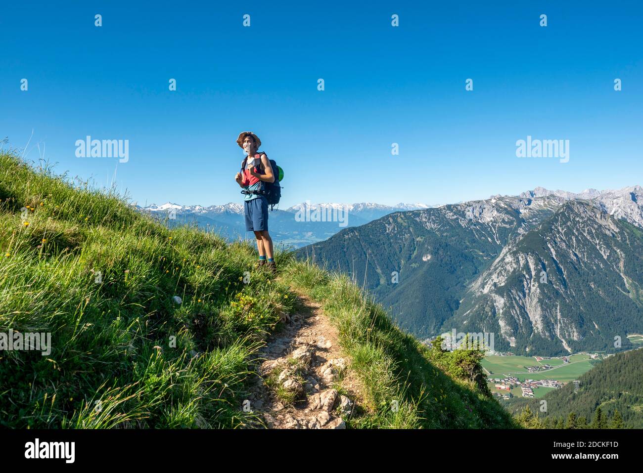 Randonnée sur un sentier de randonnée, Haidachstellwand, 5 sommets via ferrata, randonnée dans les montagnes Rofan, Tyrol, Autriche Banque D'Images