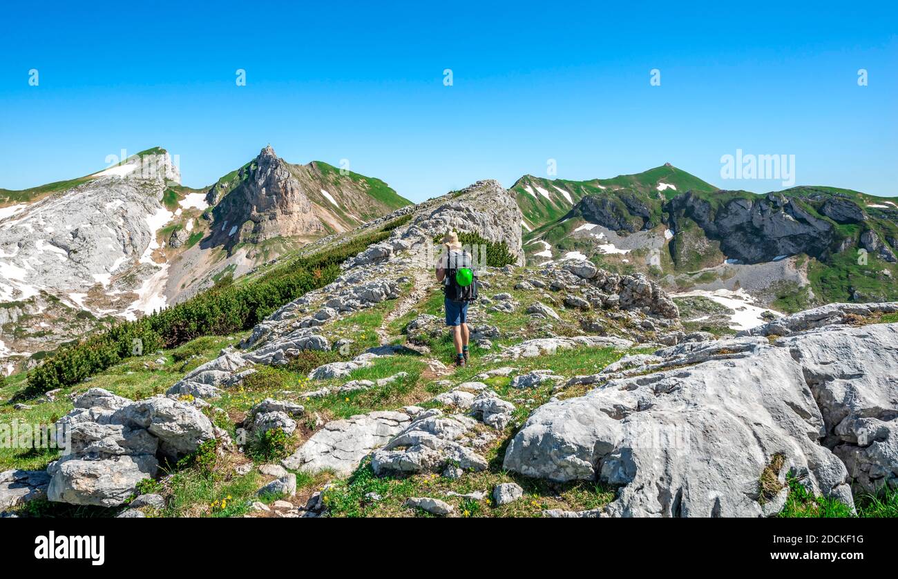 Randonnée sur un sentier de randonnée, Haidachstellwand, 5 sommets via ferrata, derrière Rosskopf et Seekarlspitze, randonnée dans les montagnes Rofan, Tyrol, Autriche Banque D'Images