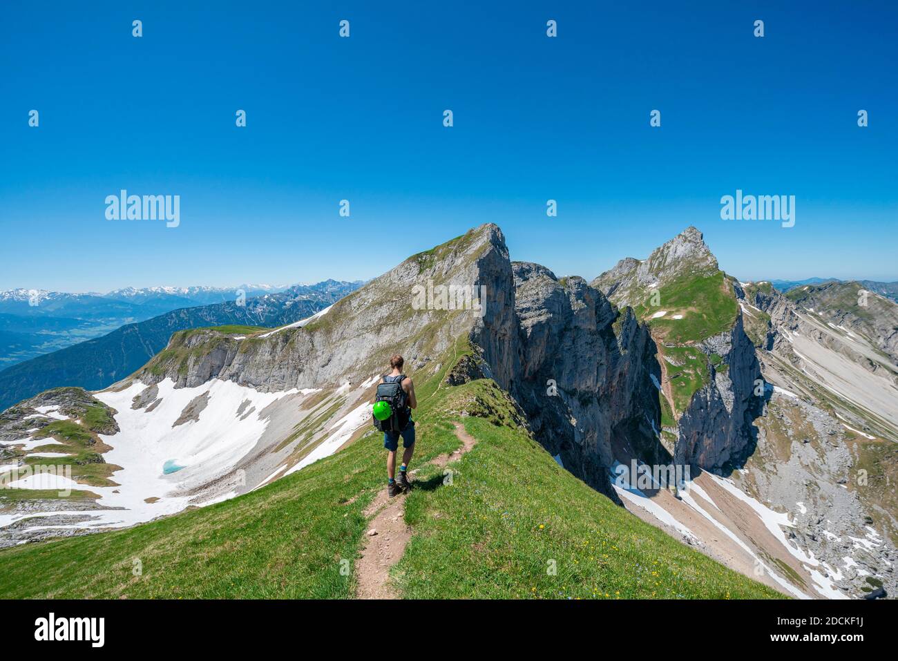 Randonnée sur un sentier de randonnée, Seekarlspitze, 5 sommets via ferrata, derrière Hochiss et Spieljoch, randonnée dans les montagnes Rofan, Tyrol, Autriche Banque D'Images