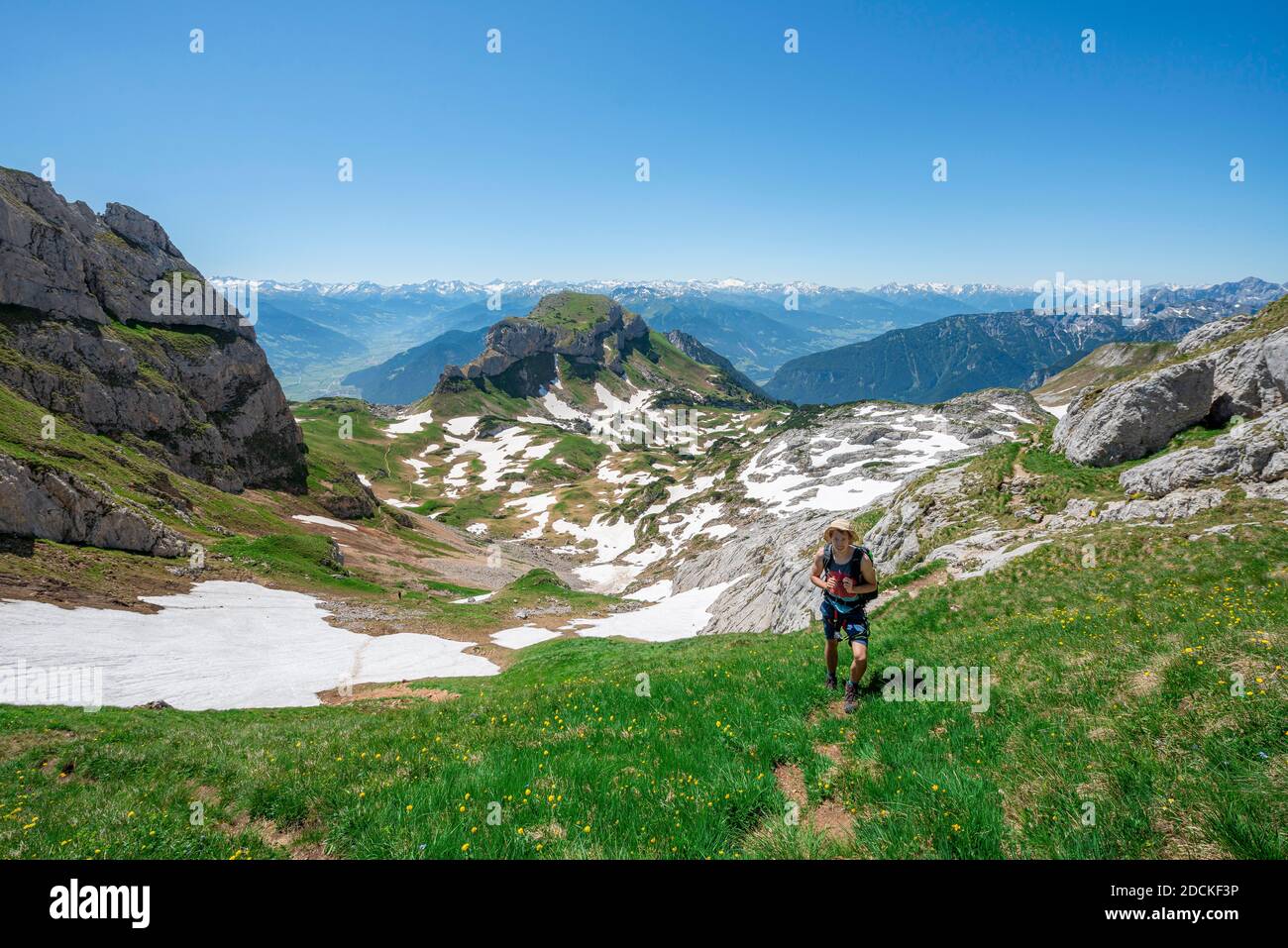 Randonnée sur un sentier de randonnée, derrière Haidachstellwand, 5 sommets via ferrata, randonnée dans les montagnes Rofan, Tyrol, Autriche Banque D'Images