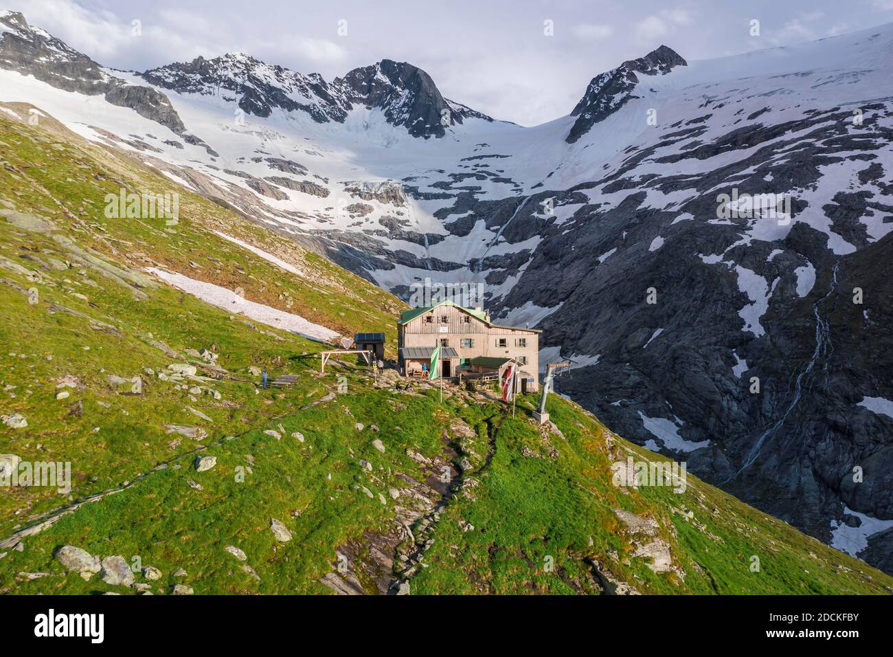 Vue aérienne, Greizer Huette, Berliner Hoehenweg, derrière le glacier Floitenkees et les sommets de Floitenspitzen, Felskoepfl et Triebbachkopf Banque D'Images