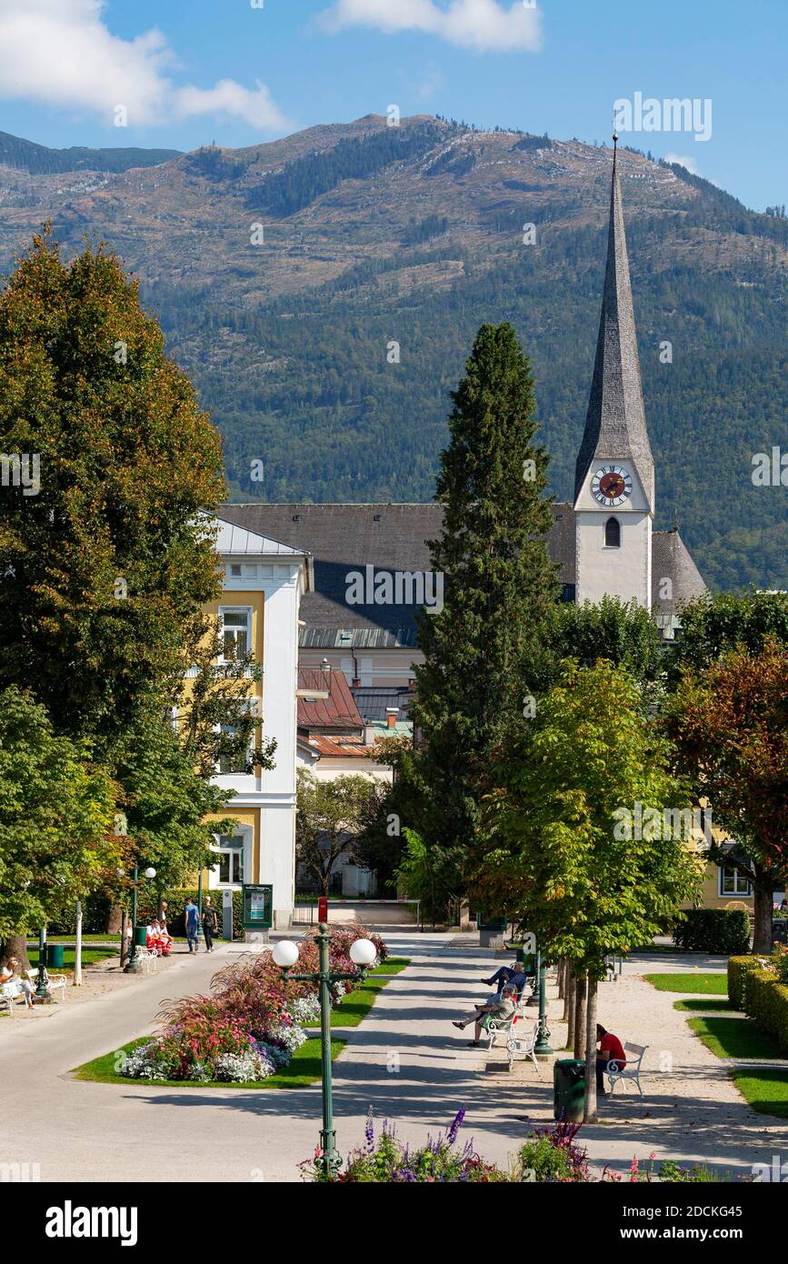 Jardins de spa avec l'église paroissiale Saint-Nicolas, Bad Ischl, Salzkammergut, haute-Autriche, Autriche Banque D'Images