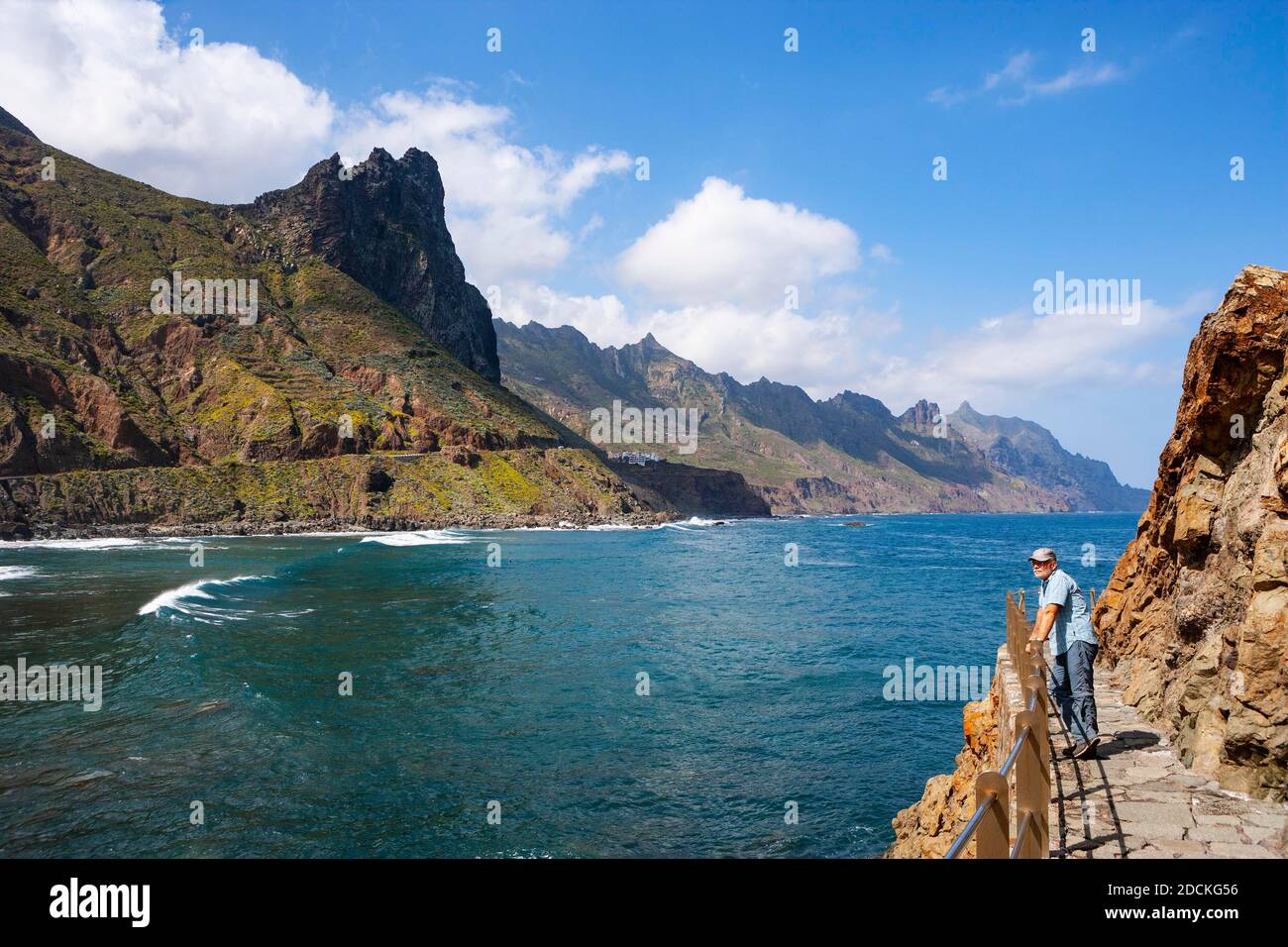 Côte escarpée dans les montagnes Anaga avec plage Playa de Roque de las Bodegas près du canton de Taganana, Almaciga, Tenerife, Canaries Banque D'Images