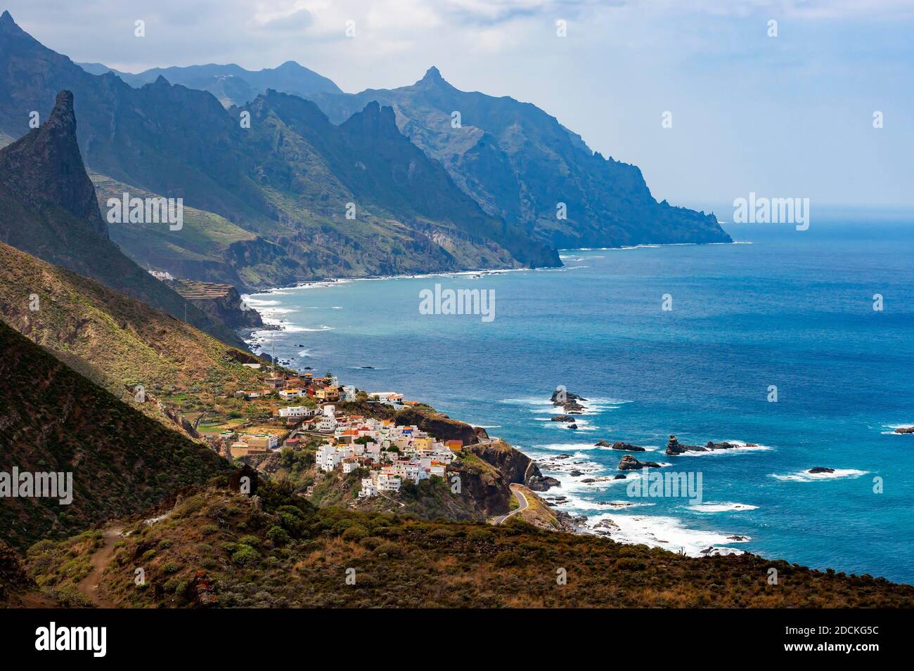 Route côtière avec falaises près du village d'Almaciga, montagnes d'Anaga, Tenerife, île des Canaries, Espagne Banque D'Images