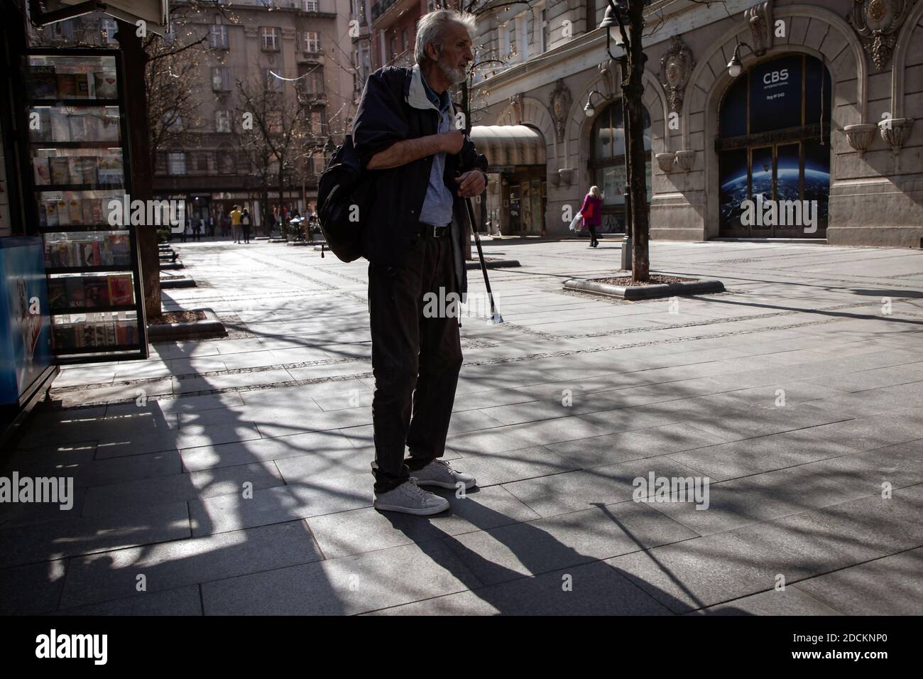 Belgrade, Serbie, 30 mars 2019: Un inconnu avec sac à dos et bâton debout dans la rue Knez Mihailova Banque D'Images