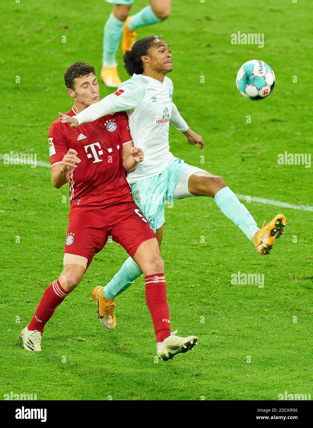 Munich, Allemagne. 21 novembre 2020. Benjamin PAVARD, FCB 5 concourent pour le ballon, s'attaquer, duel, header, zweikampf, action, lutte contre Tahith CHONG, BRE 22 au match FC BAYERN MUENCHEN - SV WERDER BREMEN 1-1 dans le 1.German Bundesliga, saison 2020/2021, match jour 8, Munich, Allemagne, 21 novembre 2020. Credit: Peter Schatz/Alay Live News Banque D'Images