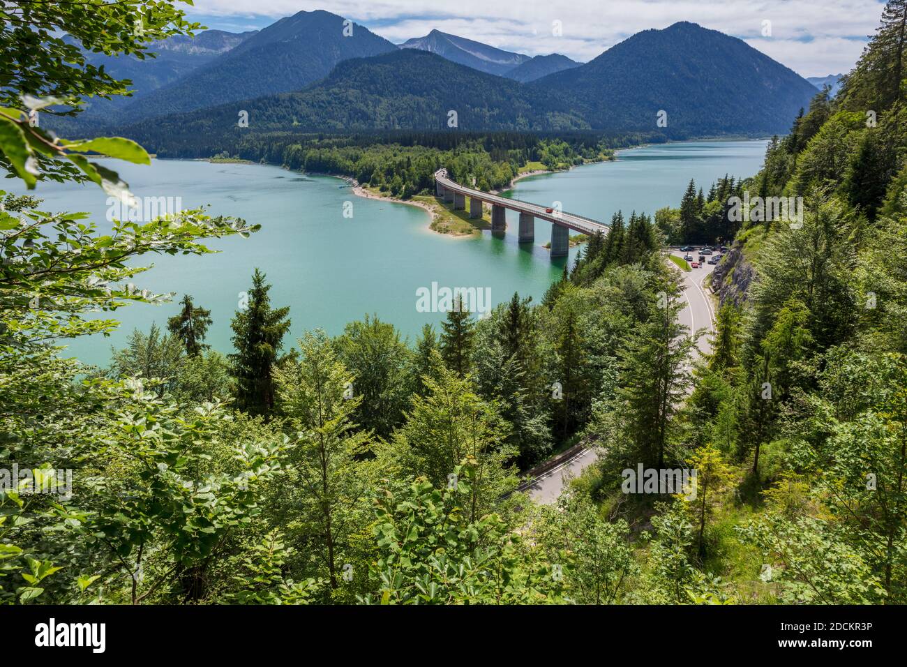 Lac Sylvenstein vue panoramique depuis la pente abrupte d'une montagne voisine, en regardant sur le pont autoroutier haute-Bavière, Allemagne, Europe Banque D'Images