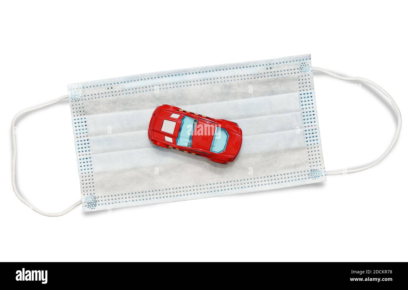 Petite voiture de jouet sur le masque facial, problème et perte concept de l'industrie automobile Banque D'Images