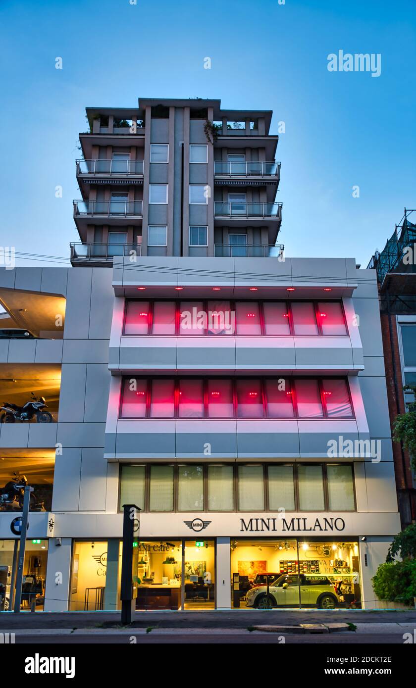 Milan, Italie 15.08.2020: Berline de concessionnaire BMW Milano haute en couleur au coucher du soleil Banque D'Images