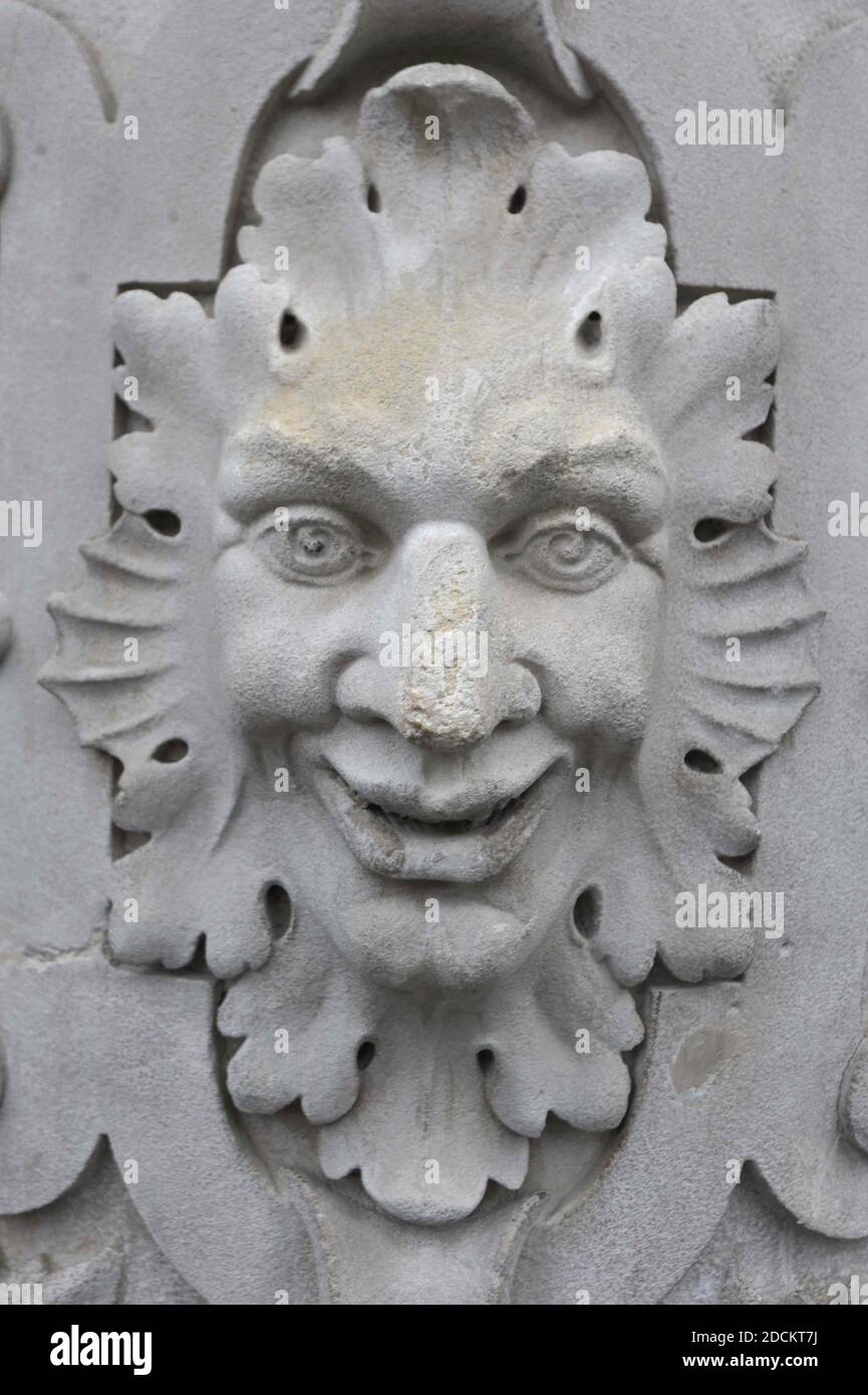une sculpture en pierre à visage souriant, symbole du rire et de la joie Banque D'Images
